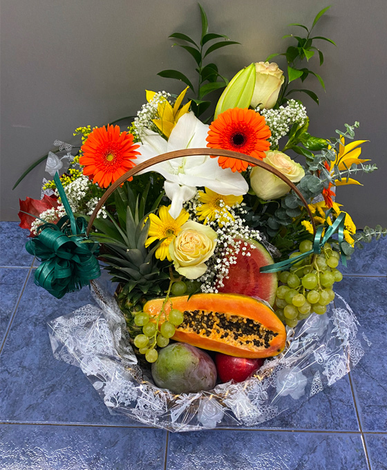Cesta de frutas con flores